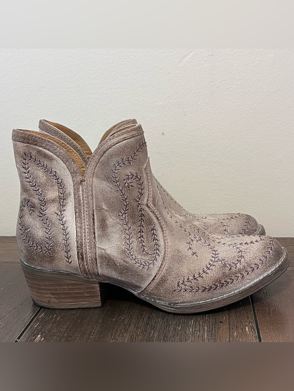 Sterling River Western Embroidered Distressed Booties Womens 8.5 - Picture 4 of 10